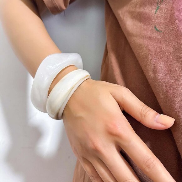 2PCS Chunky Acrylic Bracelets - Large Vintage Square Cuff Bangles for Women - Picture 8 of 8